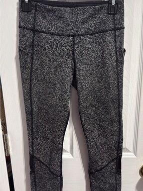 Lululemon Printed Black & Gray Yoga Leggings